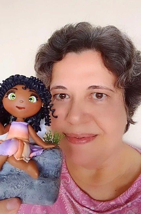 A Artesã Evelyne Foto da artesã com um trabalho recente.